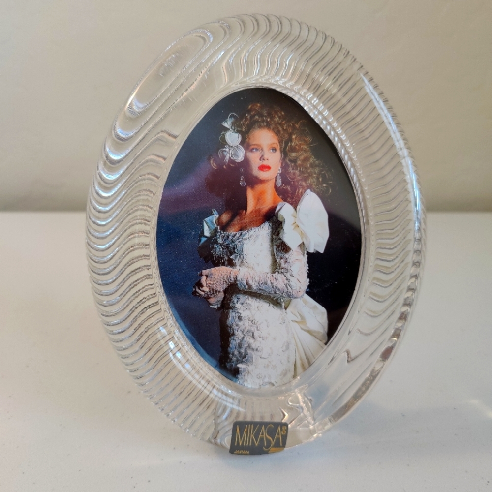 New, in box - Beautiful, Mikasa Oval Picture Frame   Thick and Heavy